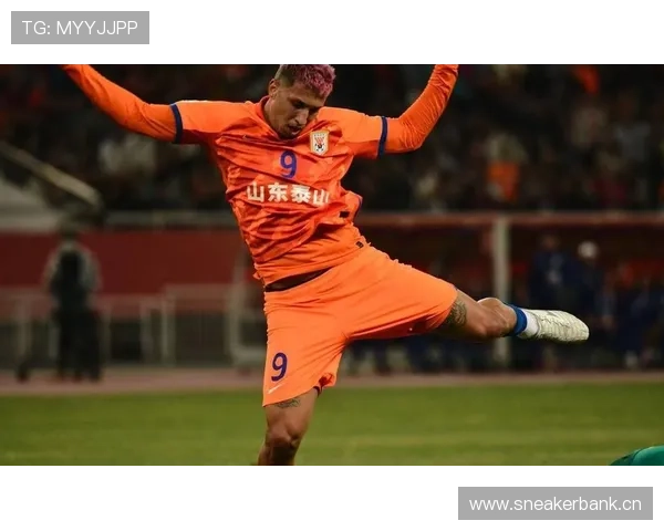 克雷桑一拿球就亮灯,山东泰山进攻却越踢越单薄,核心依赖加剧战术失衡 克雷桑一拿球就亮灯,山东泰山进攻却越踢越单薄,核心依赖加剧战术失衡