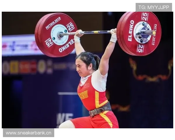 廖秋云训练完顺手拎走两袋蛋白粉，这自律程度谁顶得住啊