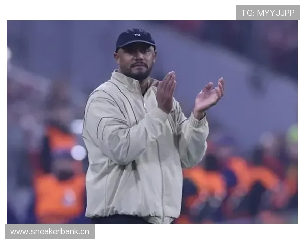 孔帕尼下了场球场，居然背着几千块的名牌包？这日常也太不像个豪门老公了吧…