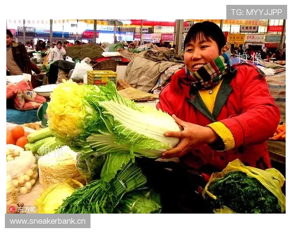 刚刷到韦世豪排队买菜，拖鞋配名牌袋，旁边阿姨笑出声…